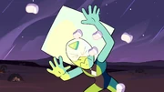 A noite, Steven joga dezenas de marshmallows em Peridot