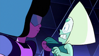 Garnet, brava, segurando Peridot pela blusa.