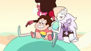 Steven e as Crystal Gems montadas no robonóide.