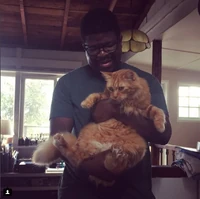 Ian Jones Quartey segurando o verdadeiro Lion.