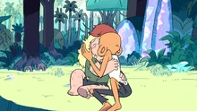 Lars e Sadie se beijam na floresta