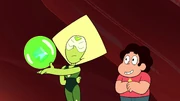 Depois de muito trabalho Peridot finalmente pufa o monstro e o coloca em sua primeira bolha