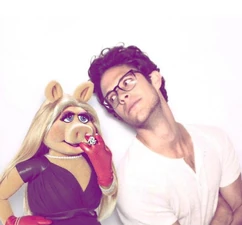 Kyle's New Year's Eve Date is... Miss Piggy! <3