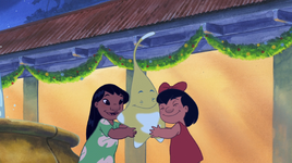 Lilo & Stitch The Series - Topper - Lilo sharing Topper with another little girl