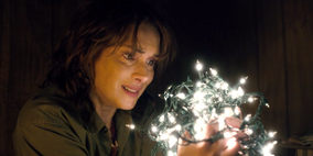 Joyce Byers con luci (Luci natalizie).png