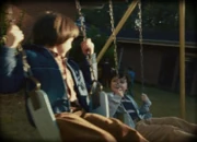 Майк и Уилл на качелях.