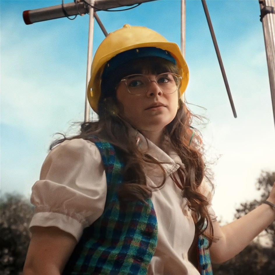 https://static.wikia.nocookie.net/strangerthings8338/images/0/03/Suzie_on_the_roof.jpg/revision/latest?cb=20221124001121