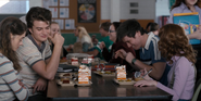 On-Stranger-Things-Nancy-and-Steve-eat-lunch-at-the-school-cafeteria-with-Tommy-and-Carol-640x318