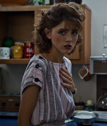 Barb Being Dead In 'Stranger Things' Season 2 Will Be Traumatic For  Nancy, Says Star Natalia Dyer