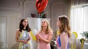Franzi und Denise helfen Lucy, das für die Hochzeitsnacht von Romy und Paul dekorierte Zimmer aufzuräumen.
