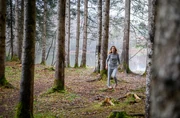 Alexandra läuft unter Schock orientierungslos im Wald umher.
