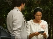 Doris erwischt Konstantin dabei, wie er seinen Pass entsorgen will.