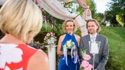 Natascha und Michael lassen sich in einer intimen und romantischen Zeremonie von Charlotte trauen.