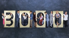 Backstage: Antje Hagen (Hildegard), Sepp Schauer (Alfons), Dieter Bach (Christoph), Larissa Marolt (Alicia), Sebastian Fischer (Viktor), Uta Kargel (Eva), Paulina Hobratschk (Valentina), Lorenzo Patané (Robert), Dirk Galuba (Werner), Melanie Wiegmann (Natascha) und Joachim Lätsch (André) feiern das Jubiläum zum Erreichen der 3000. Folge.