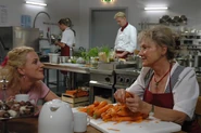 Folge 0001-04.jpg (326 KB) Tanja erzählt der Souschefin Hildegard von ihrem Traum, einen reichen Mann zu heiraten.