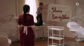 Gerry stellt Shirin den Beauty-Salon vor.