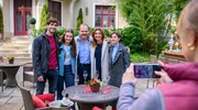 Alexandra und Markus müssen für ein Familienfoto mit ihren Kindern als Paar posieren.