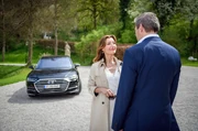Alexandra wird vom überraschten Christoph am Fürstenhof begrüßt.