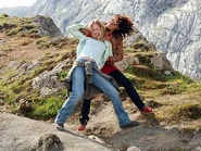 Barbara versucht Miriam von der Klippe zu stossen.