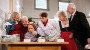 Leentje, André, Robert, Hildegard und Alfons warten gespannt, wessen Suppe Michael am besten schmeckt?