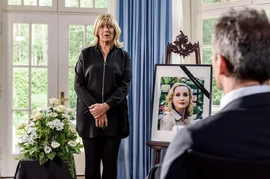 Außer Christoph und Boris ist niemand gekommen, um Charlottes Rede für Beatrice anzuhören.