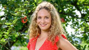 Franzi auf der Apfelwiese ihrer Familie