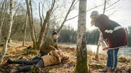 Lucy und Bela finden den Schwerverletzten Dirk bewusstlos am Seeufer.