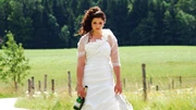 Nach ihrer geplatzten Hochzeit macht sich Kira König weinend auf den Weg zu ihrem Onkel Julius.