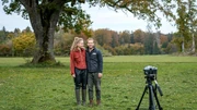 Maja und Florian vor dem magischen Baum.
