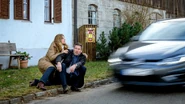 Für einen kurzen Moment ist Eva unaufmerksam und übersieht Christoph, der gerade über die Straße geht. Eine unbekannte Schöne bemerkt die drohende Gefahr und reagiert blitzschnell.