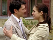 Im Überschwang seiner Gefühle umarmt  Laura.