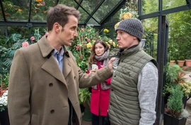 Clara und Adrian wollen Gärtner Sorge als unseriösen Zeugen entlarven.