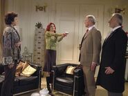 Als die Zeugen ins Zimmer stürmen eskaliert die Situation: Cora bedroht Charlotte, Werner und Alfons mit einer Pistole.