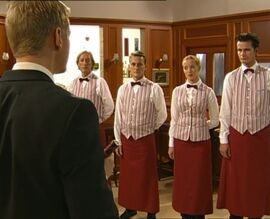 Felix Tarrasch mit dem Personal des Restaurants in Staffel 1