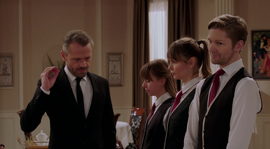 Erik Klee mit dem Personal des Restaurants in Staffel 19