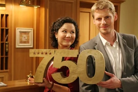 Backstage: Ivanka Brekalo (Emma) und Martin Gruber (Felix) feiern das Jubiläum zum Erreichen der 750. Folge.