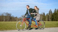 Florian gelingt es, Maja mit einer Tandemfahrt aufzuheitern.