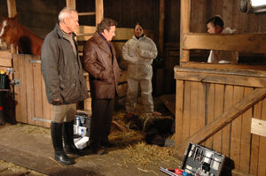 Als Meyser gerade den Stallburschen Andreas Wagner, wegen des Mordes an Peter Mahler, festnehmen will, finden er und Werner Saalfeld dessen Leiche.