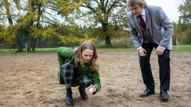 Lucy kann sich nicht erklären, warum Nero auf einmal scheut. Engagiert sucht sie mit Belas Hilfe auf der Koppel nach Beweisen.