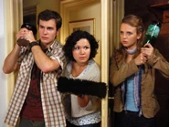 Folge 0713-1.jpg (44 KB) Wohnzimmer: Emma und Ben treffen zum ersten Mal Marie. Alle halten den/ die andere(n) für Einbrecher.