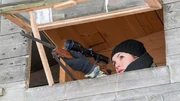 Patrizia versucht, Charlotte vom Hochsitz aus zu erschießen.