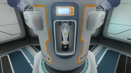 Наливает воду в большую бутылку.