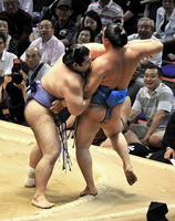 Tamaasuka defeats Sokokurai (c. 2013)