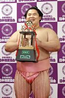 Ura with his first sansho prize (c. 2021)