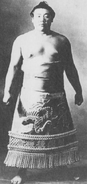 Kusunishiki poses with his kesho-mawashi