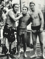 Kurojishi (center) with stablemate future Yokozuna Taiho (right)