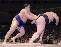 Hokutoriki defeats former Ozeki Dejima (c. 2002)