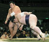 Kimurayama defeats former Ozeki Dejima (c. 2009)