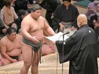 Ochiai wins the Makushita Yusho in his sumo debut (c. 2023)