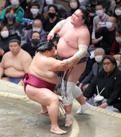 Mitakeumi defeats Terunofuji to win his third Yusho (c. 2022)